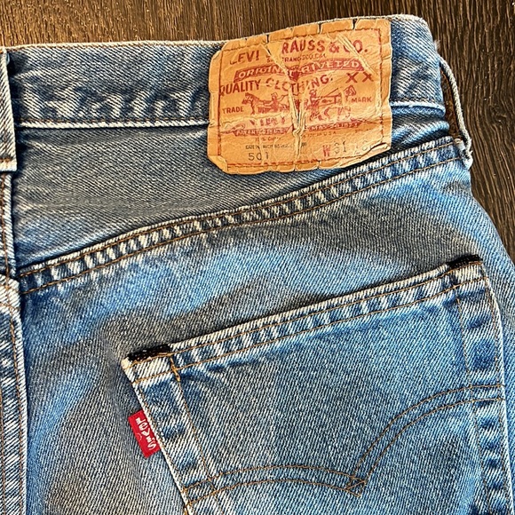 Vintage Levi’s 501 Cropped Capri Shorts - Picture 4 of 4